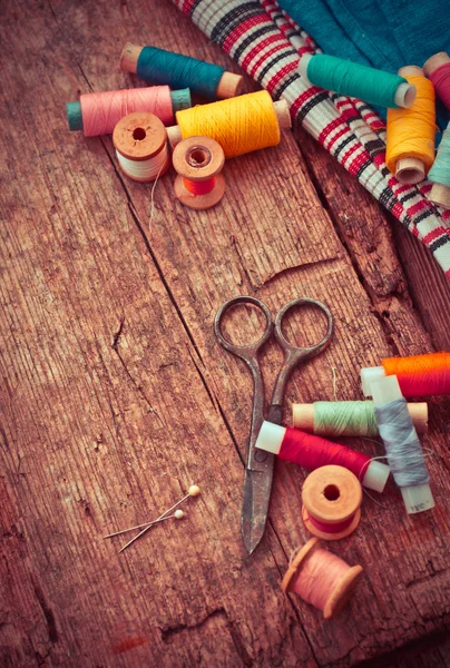 Scissors and bobbins with threads — Stock Photo, Image