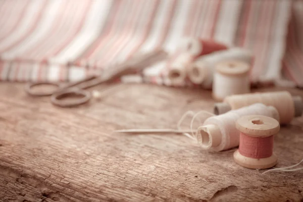 Scissors and bobbins with threads — Stock Photo, Image