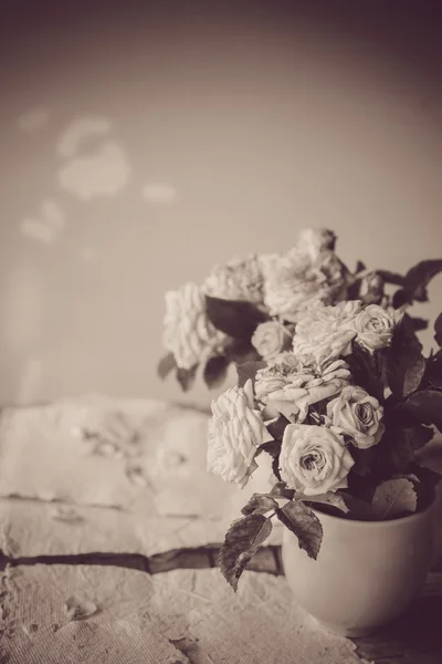 Torr rosor och handgjorda papper — Stockfoto