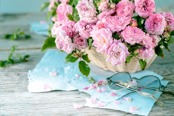 Trandafiri roz cu ochelari — Fotografie, imagine de stoc