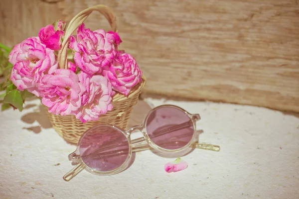 Roze rozen met glazen — Stockfoto