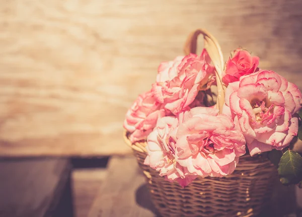 Rose rosa nel cestino — Foto Stock