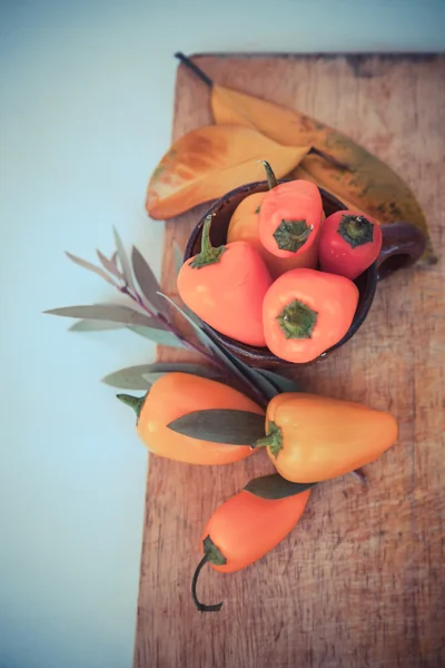 Fondo con pequeños pimientos, hojas — Foto de Stock