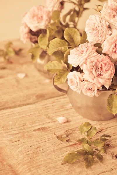 Roze rozen op houten tafel — Stockfoto