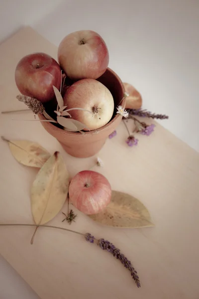 Background with apples and leaves — Stock Photo, Image