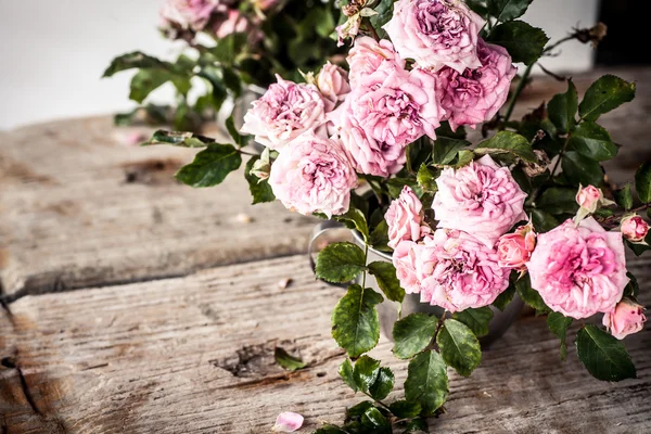 木制的桌子上的粉红玫瑰 — 图库照片