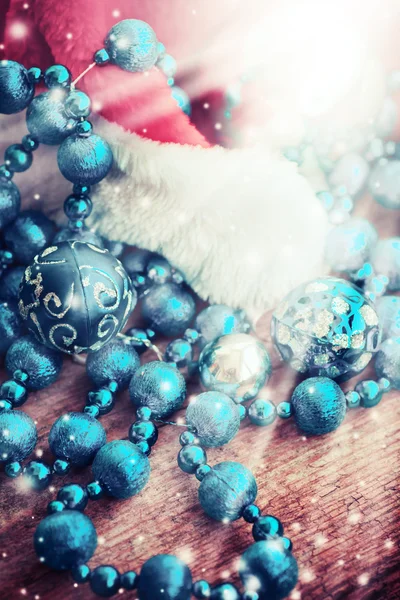 Синее серебристое ожерелье в шляпе Санта Клауса — стоковое фото