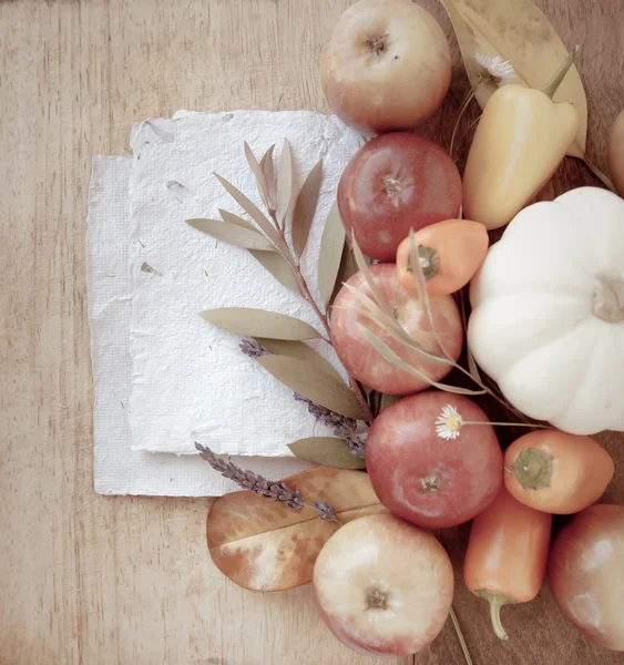 Φόντο με μήλα, πιπεριές, φύλλα και λευκά χαρτιά — Φωτογραφία Αρχείου