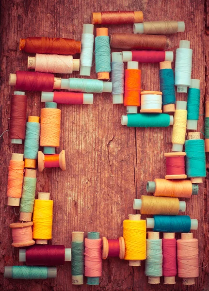 Klossen met kleurrijke draden — Stockfoto