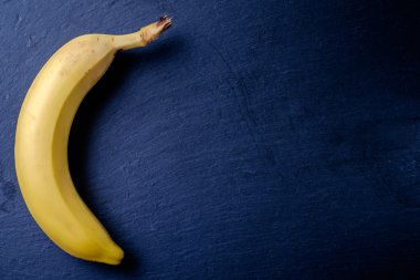 Bir kara tahta üzerinde muz