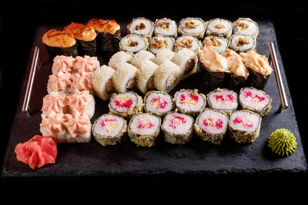 Suşi siyah bir zemin üzerine