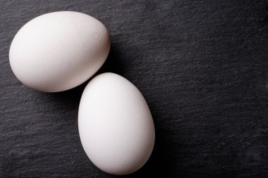 bir kara tahta üzerinde yumurta