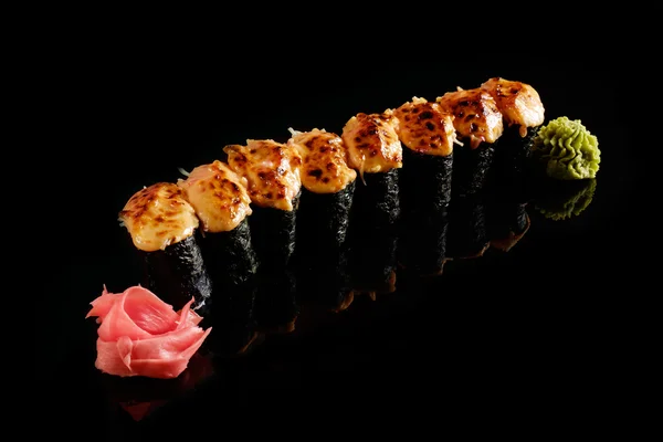 Suşi siyah bir zemin üzerine