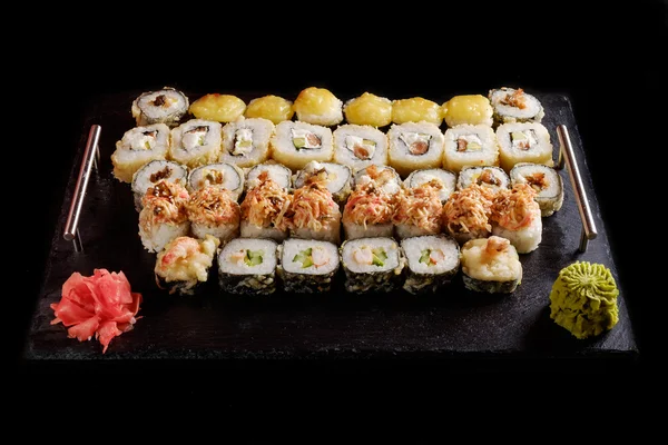 Suşi siyah bir zemin üzerine