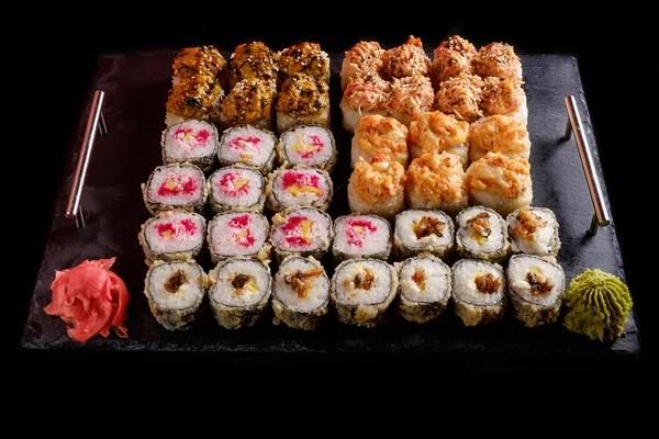 Suşi siyah bir zemin üzerine
