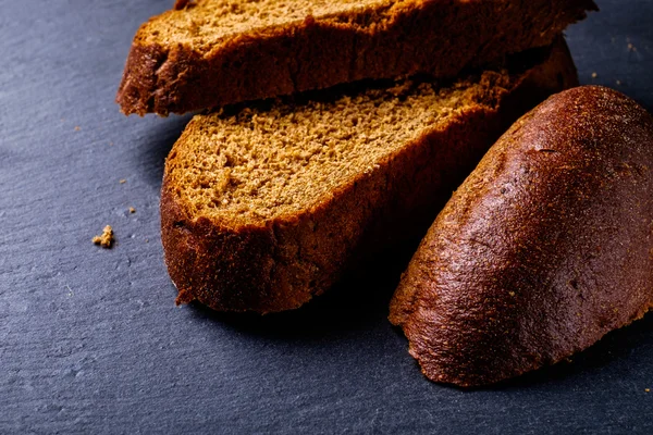 karanlık bir arka plan üzerinde ekmek