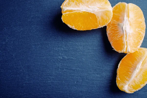 bir kara tahta üzerinde portakal dilimleri