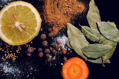 siyah arka plan üzerine baharat