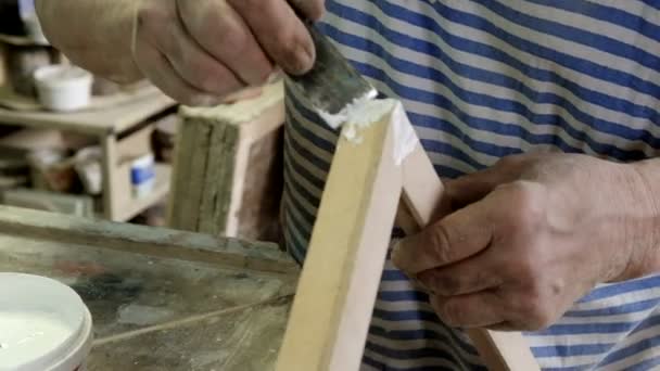Старый мастер плотник — стоковое видео