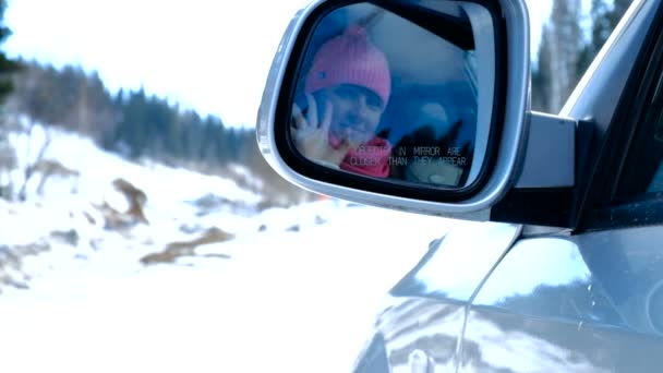 Красивая девушка в машине — стоковое видео