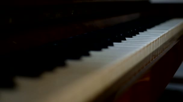 Играя на старое фортепиано — стоковое видео