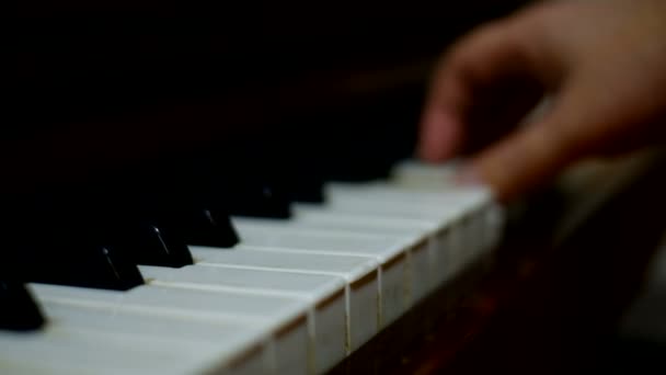 Spelen op een oude piano — Stockvideo