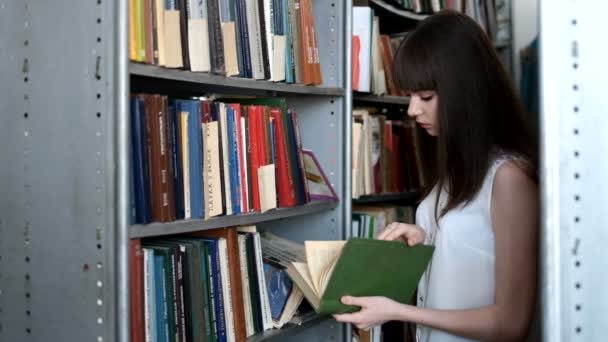 Belle fille dans la bibliothèque — Video