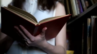 Kütüphanede güzel kız