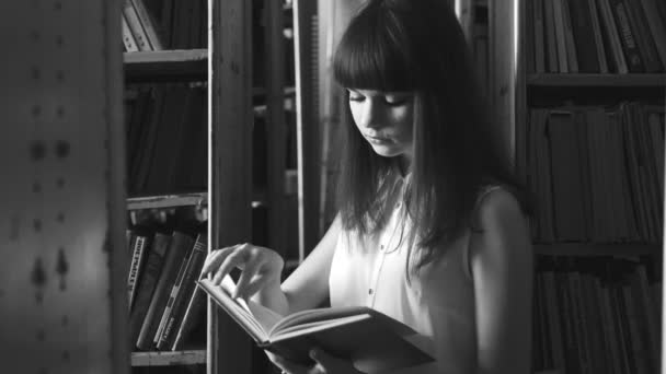 Красива дівчина в бібліотеці — стокове відео