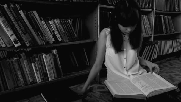 Красивая девушка в библиотеке — стоковое видео