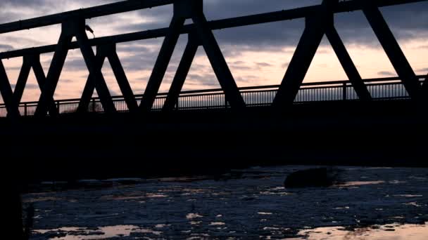 Puente de silueta en Siberia — Vídeo de stock