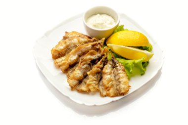 Beyaz arka planda kızarmış balık.