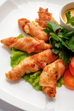 Et beyaz bir arka plan üzerinde rulo