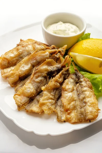 Beyaz arka planda kızarmış balık.