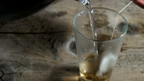 Té en una mesa de madera de cristal — Vídeos de Stock