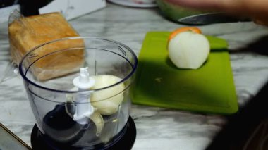Blender sebze, soğan ve havuç.