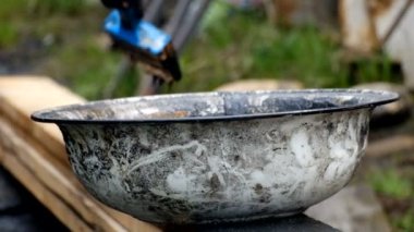 Adam bir tahta boyalar