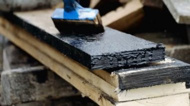 Adam bir tahta boyalar