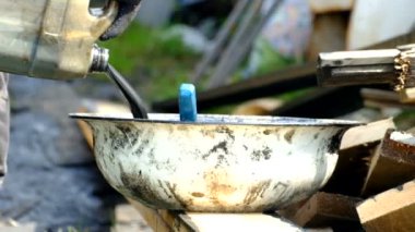 adam dökülen boya.