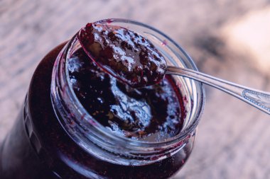 Farklı meyve gelen lezzetli rustik reçel.