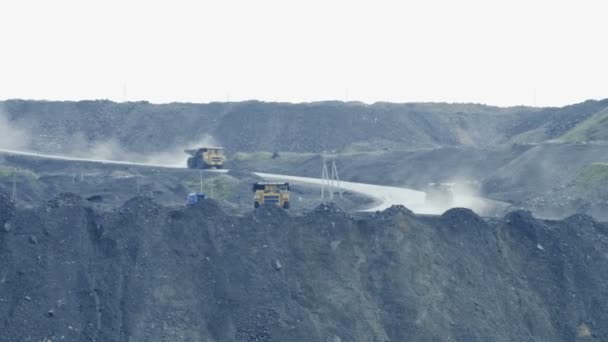 Gros camions transporter du charbon — Video