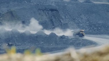 Büyük kamyon kömür taşımak