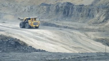 Büyük kamyon kömür taşımak