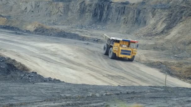 Grandes camiones llevan carbón — Vídeo de stock