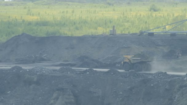 Große Lastwagen transportieren Kohle — Stockvideo