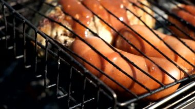 Barbekü ızgara sosis