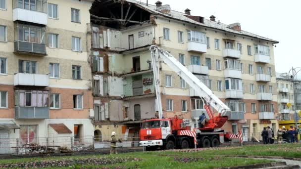 Les Sauveteurs Emercom Russie Dans Sauvetage Personnes Dans Une Maison — Video