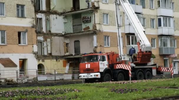 Salvadores Emercom Rusia Rescate Personas Una Casa Abandonada — Vídeo de stock