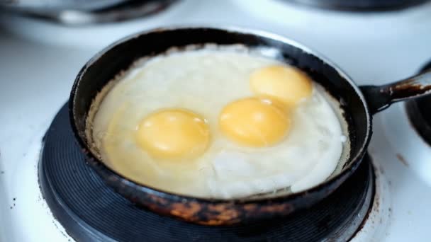 Fried eggs in a frying pan — Stock Video