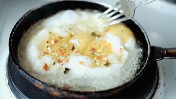 Смажені яйця на сковороді — стокове відео